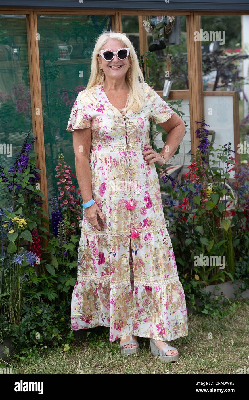 East Molesey, Surrey, Großbritannien. 3. Juli 2023. TV-Persönlichkeit Vanessa Feltz beim Hampton Court Palace Garden Festival Press Day. Kredit: Maureen McLean/Alamy Live News Stockfoto