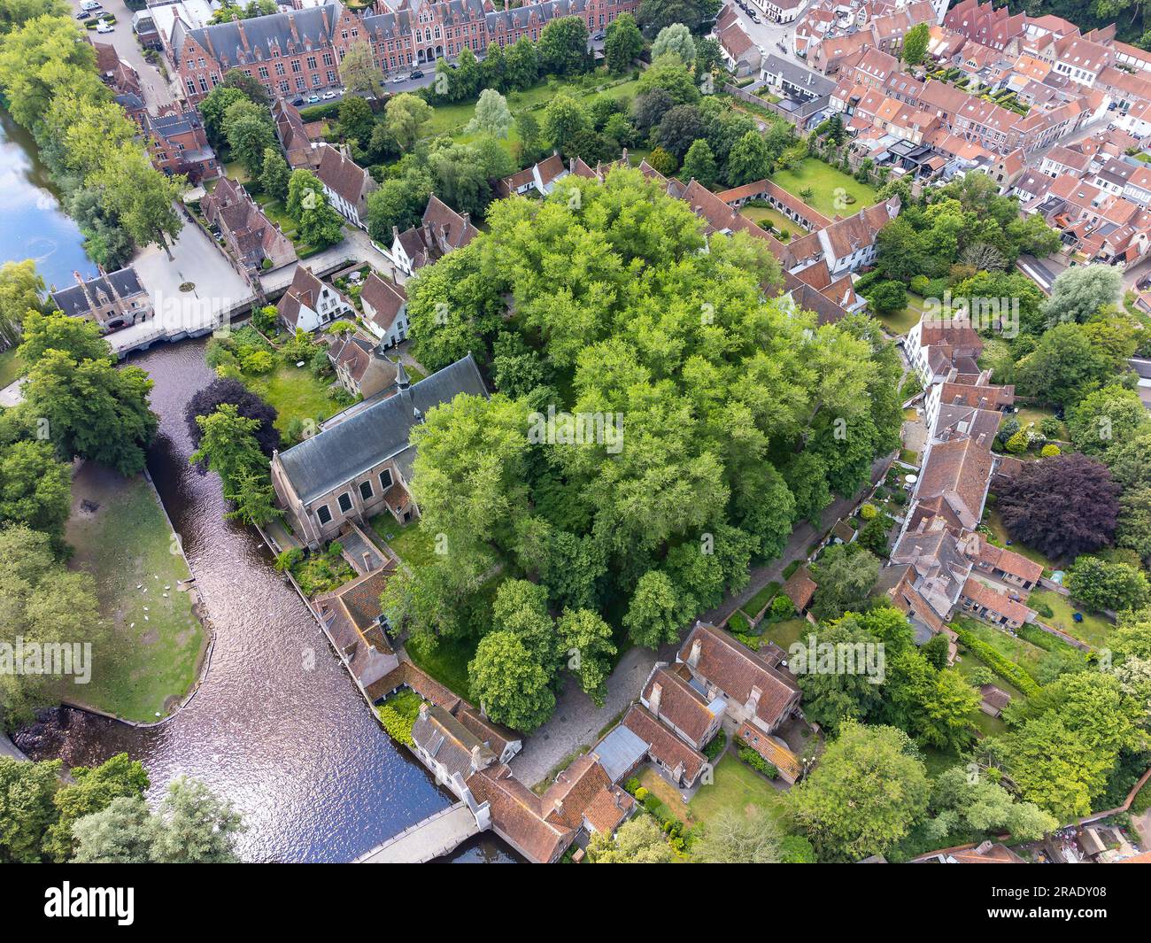 Draufsicht auf Princely Beguinage Ten Wijngaerde, minnewater Park und Brücke. Es ist die einzige erhaltene Bienenzucht in der belgischen Stadt Brug Stockfoto