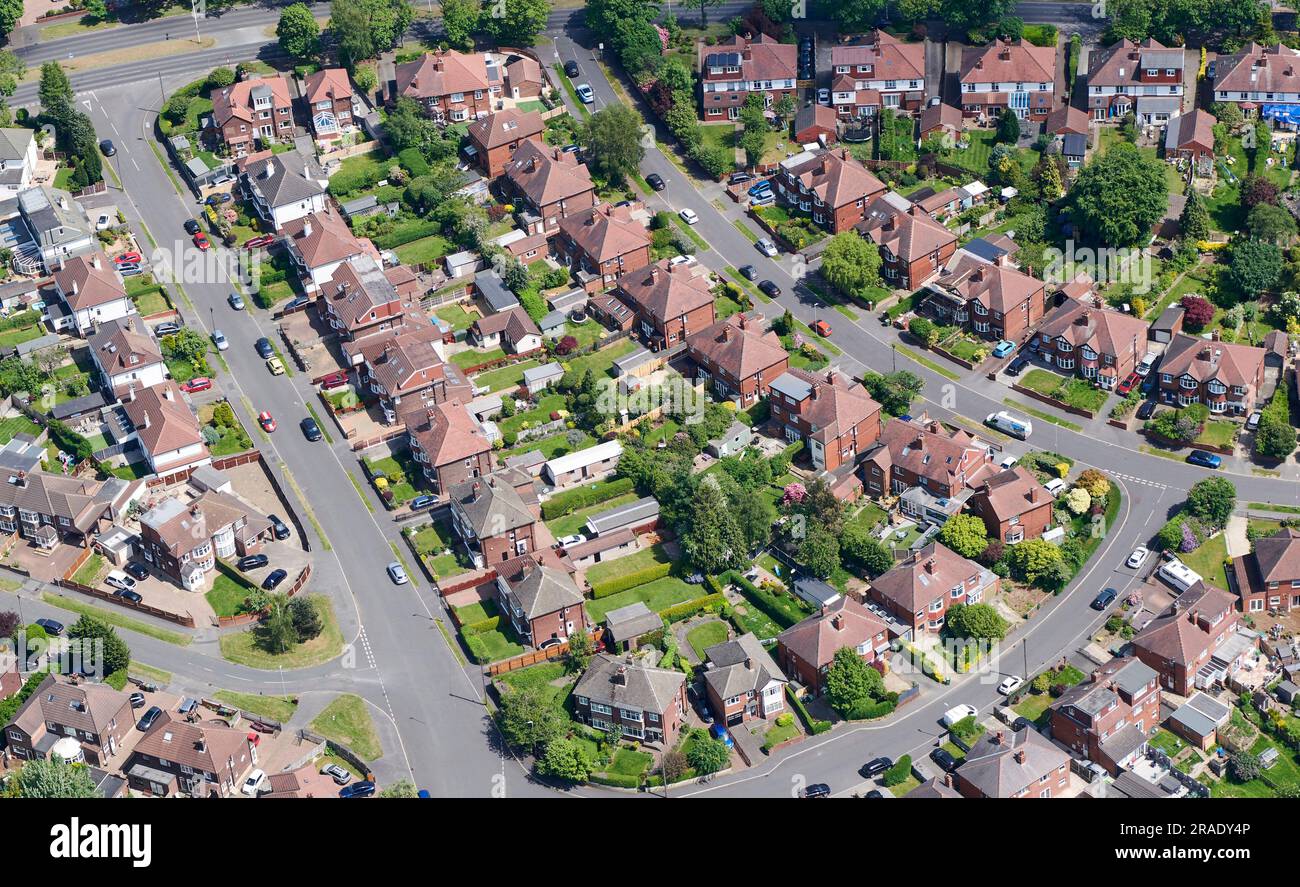 Ein Luftblick auf die halbabgesonderte Vorstadt am Carr Manor Estate, North Leeds, West Yorkshire, Nordengland, Großbritannien Stockfoto