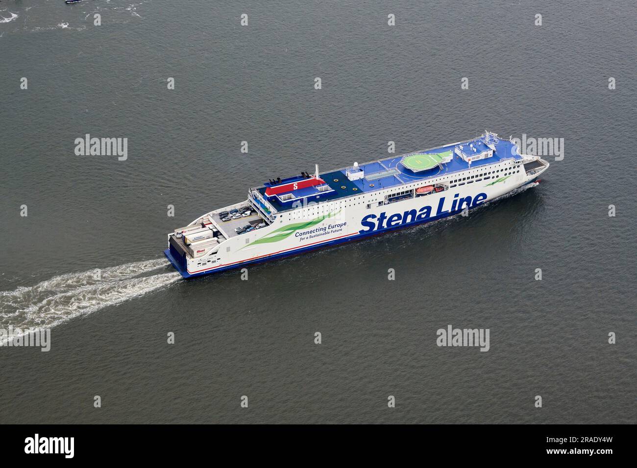 Stena Line Fähre, verlässt Liverpool, auf dem Fluss Mersey, Nordwestengland, Großbritannien, aus der Luft geschossen Stockfoto