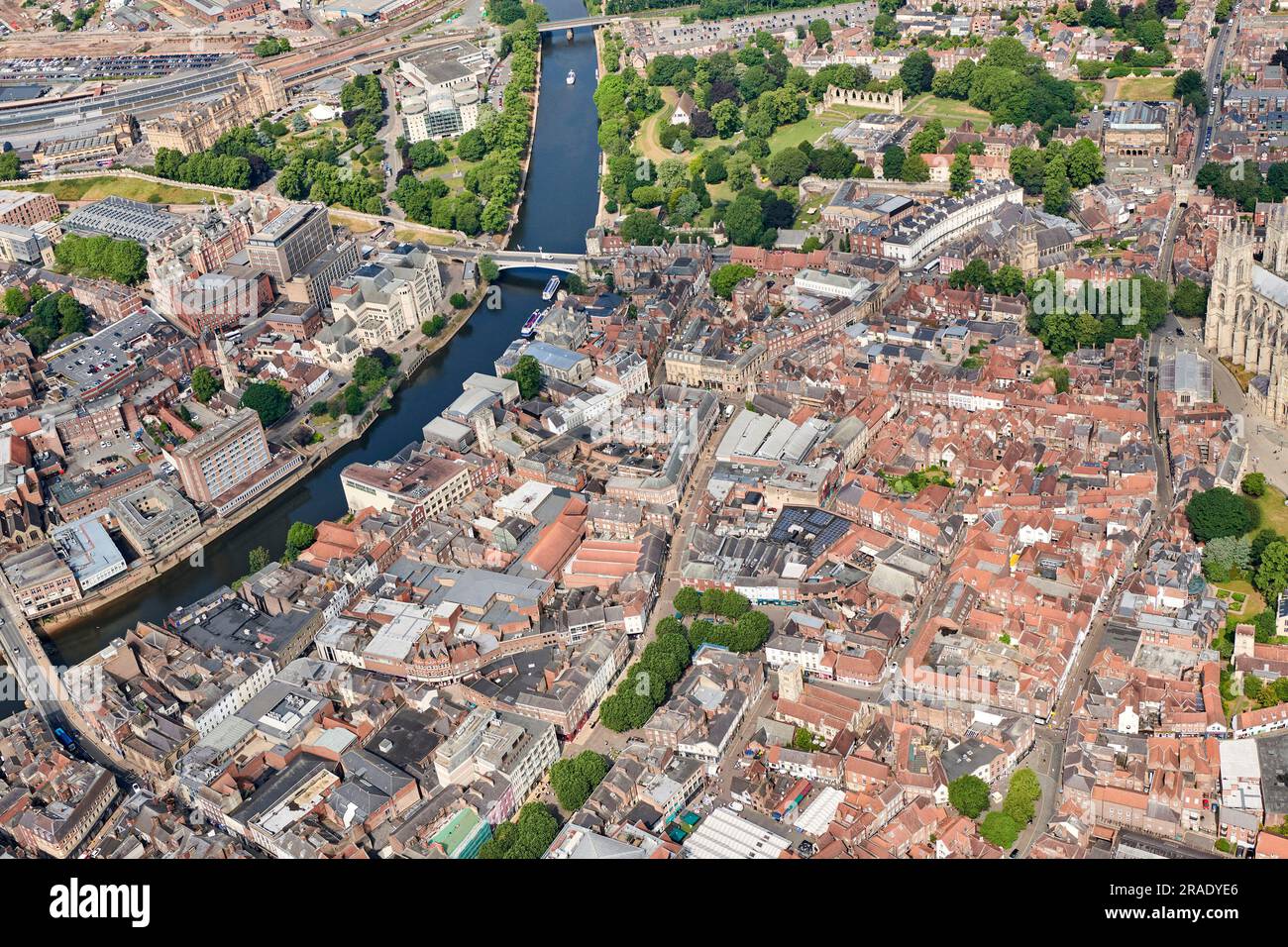 Die historische Stadt York aus der Vogelperspektive zeigt den River Ouse, Nordengland, North Yorkshire, Großbritannien Stockfoto