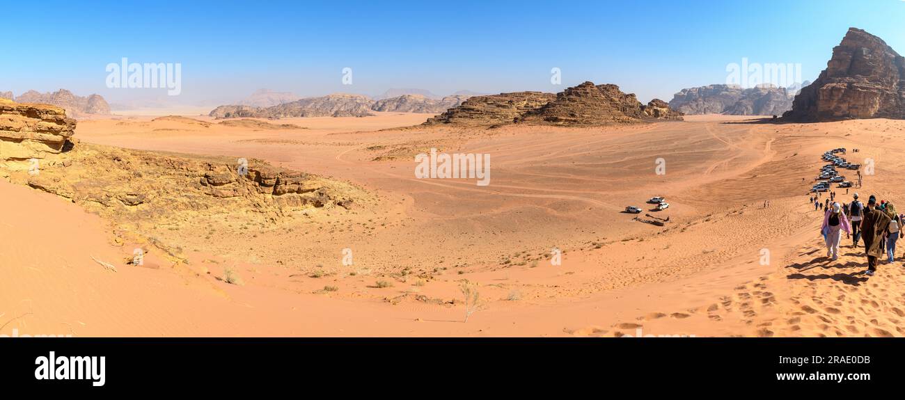 Panoramablick auf Wadi Rum, auch bekannt als das Tal des Mondes. Teil der arabischen Wüste. Drehort für viele Science-Fiction-Filme. Stockfoto