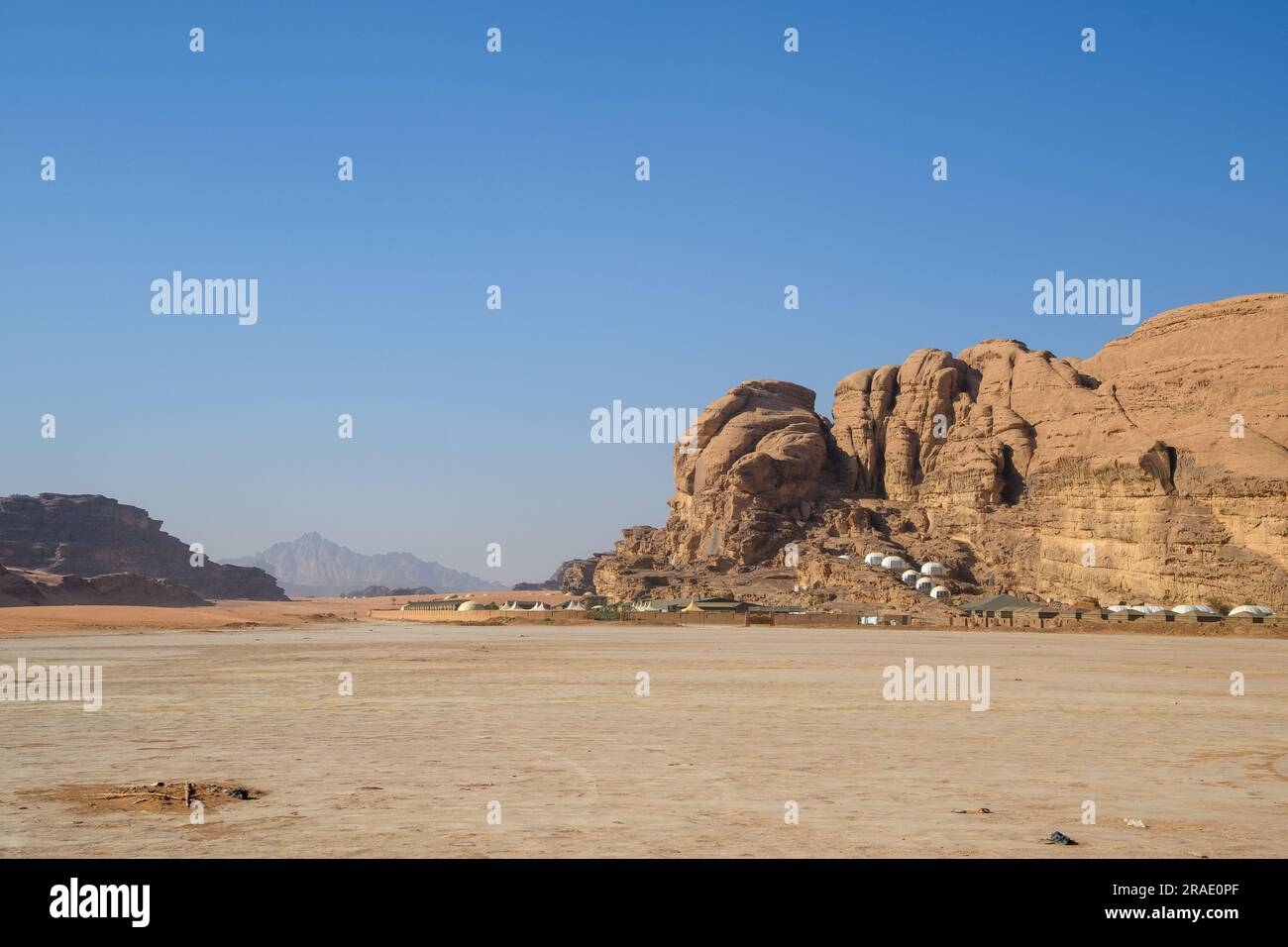 Arabische Wüste. Wadi Rum. Weltraumlandschaft. Fußspuren im Sand. Drehort für viele Science-Fiction-Filme. Stockfoto