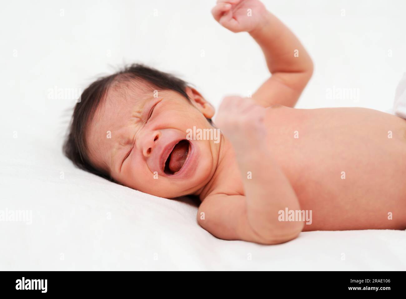 Neugeborenes weint auf einem Bett Stockfoto