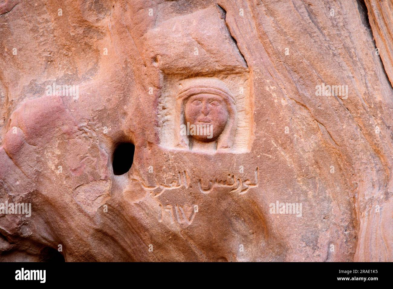 Wadi Rum, Jordanien - 19. Dezember 2022: Ein Gedenkbild von Lawrence von Arabien an der Stelle seines Lagers in der Wadi Rum Wüste, in den Felsen gehauen Stockfoto