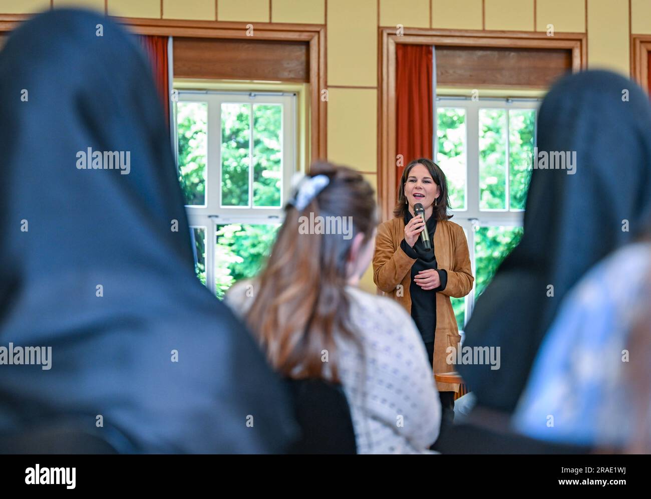 03. Juli 2023, Brandenburg, Eisenhüttenstadt: Annalena Baerbock ...
