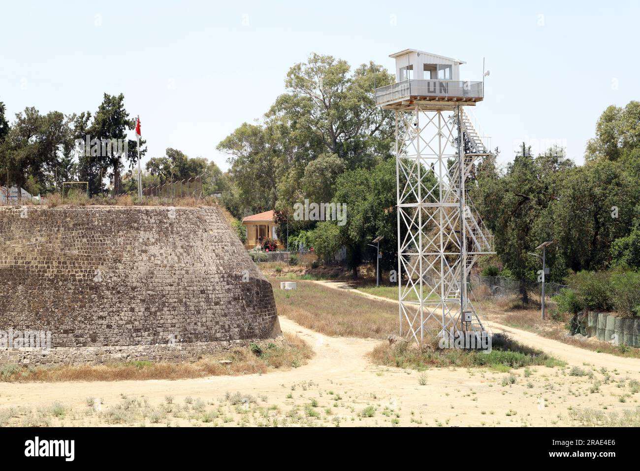 Ein Wachturm in der von der UN kontrollierten Pufferzone in der geteilten Stadt Nikosia, in der Nähe der Stadtmauern. Stockfoto