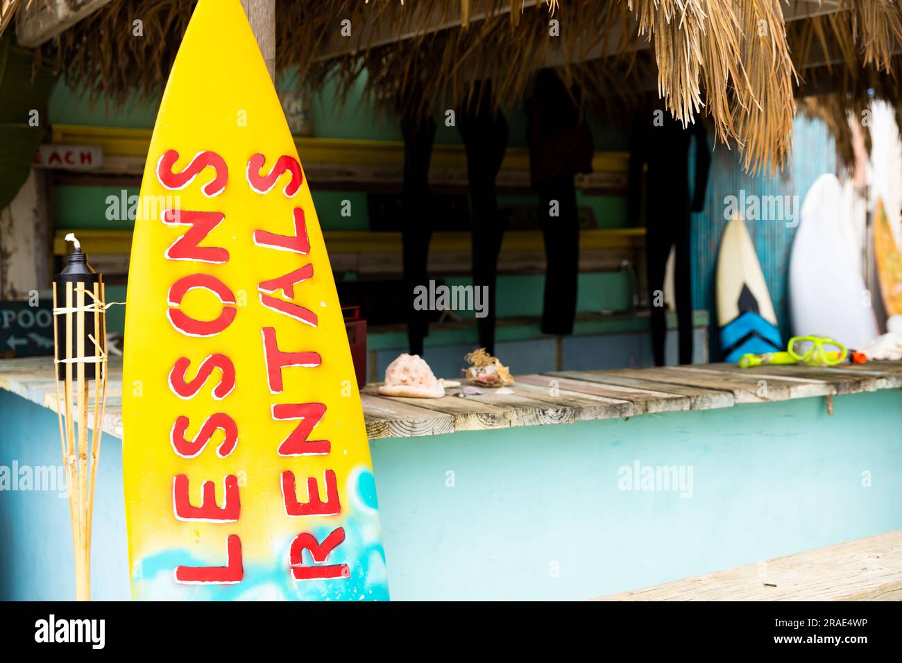 Schalter des Surfladens am Strand mit Unterricht und Verleih Schild auf Surfbrett, Kopierbereich Stockfoto