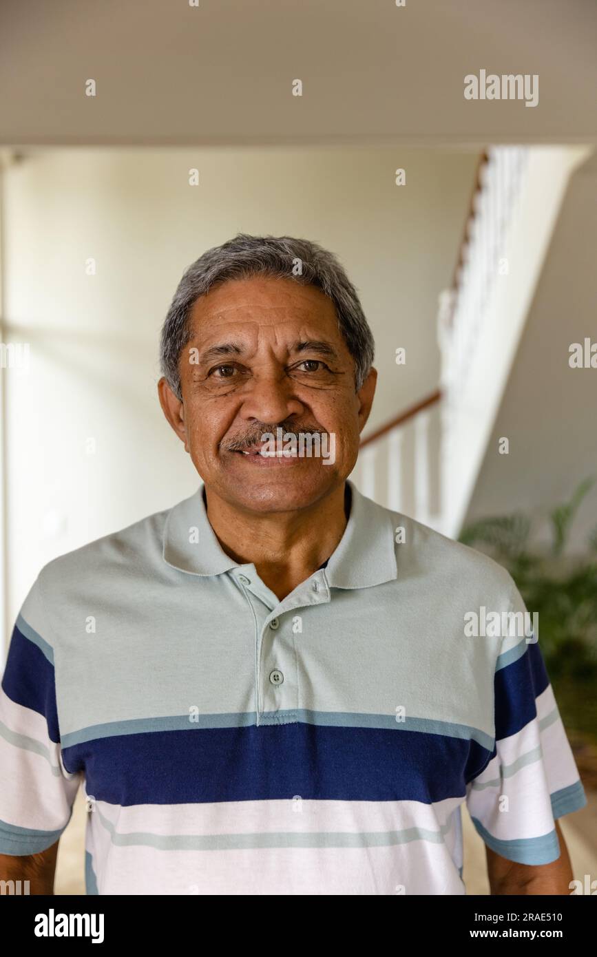 Porträt eines glücklichen älteren, birassischen Mannes zu Hause Stockfoto