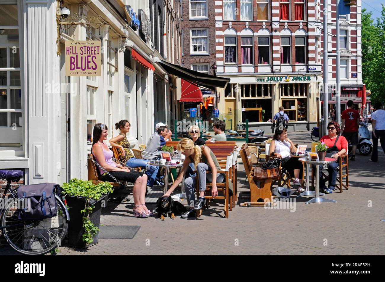 Gäste im Straßencafe, Altstadt von Amsterdam, Niederlande Stockfoto