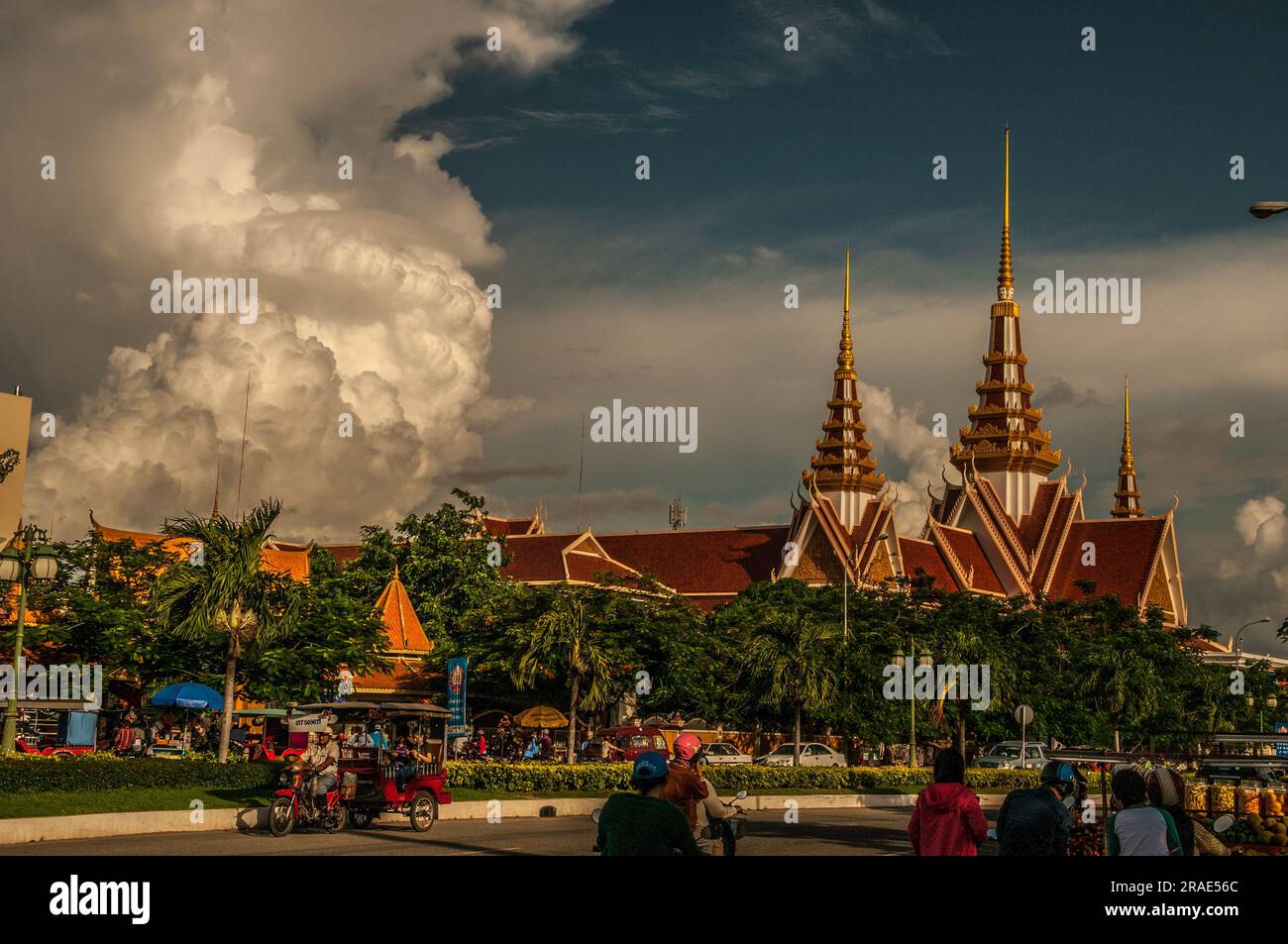 Das Gebäude der Nationalversammlung während der Monsunsaison. Straßenszene, Phnom Penh, Kambodscha. © Kraig Lieb Stockfoto