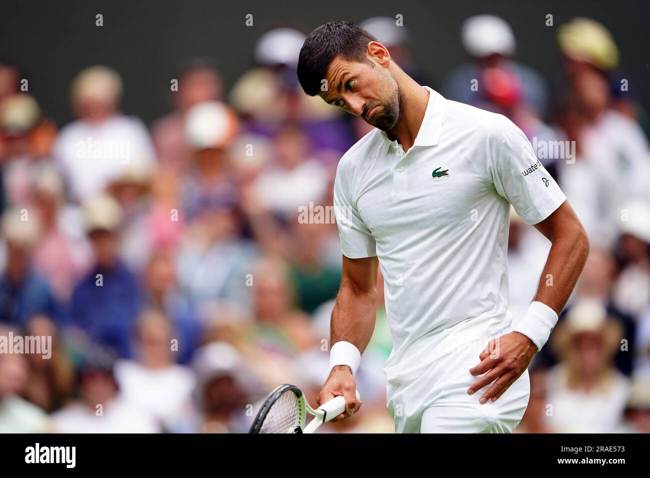 Novak Djokovic reagiert während seines Spiels gegen Pedro Cachin (nicht abgebildet) am ersten Tag der Wimbledon Championships 2023 im All England Lawn Tennis and Croquet Club in Wimbledon. Foto: Montag, 3. Juli 2023. Stockfoto