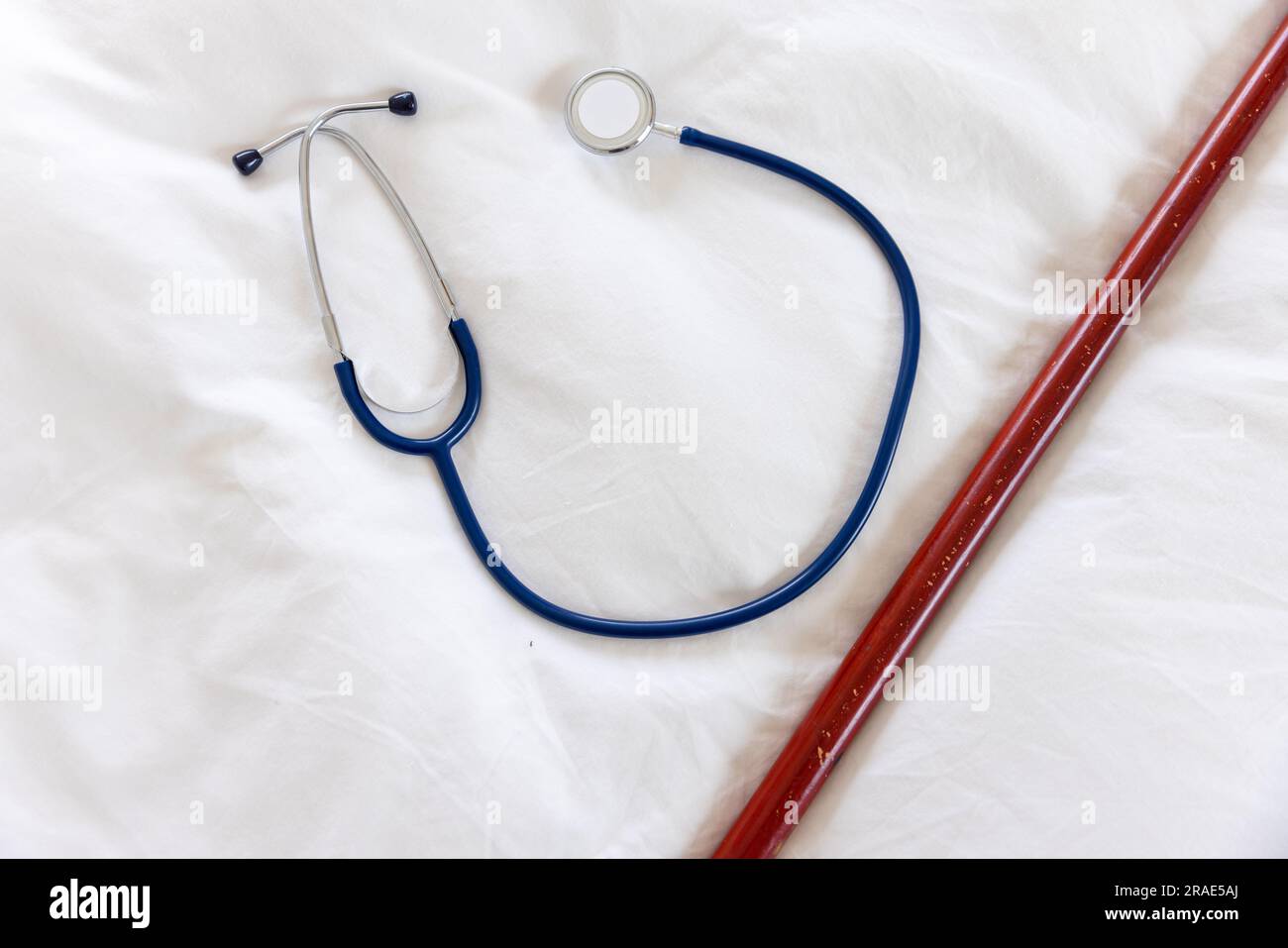 Blick von oben auf das Stethoskop auf weißer Bettwäsche Stockfoto