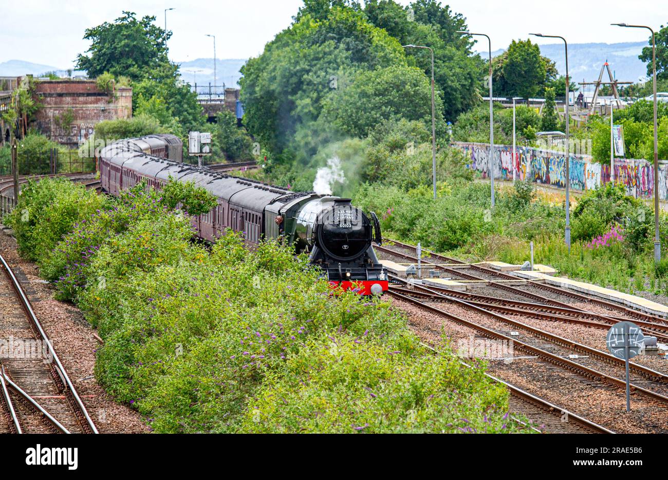 Dundee, Tayside, Schottland, Großbritannien. 3. Juli 2023. Die berühmteste Dampflokomotive der Welt, der fliegende Schotte, kam heute pünktlich am 12,15pm. Juli 3., 2023, in Dundee an, auf dem Weg nach Aberdeen, Schottland. Das National Railway Museum hat im Sommer Tagesausflüge von verschiedenen Bahnhöfen im ganzen Land angekündigt, die im Rahmen der hundertjährigen Feierlichkeiten der Dampfmaschine stattfinden. Kredit: Dundee Photographics/Alamy Live News Stockfoto