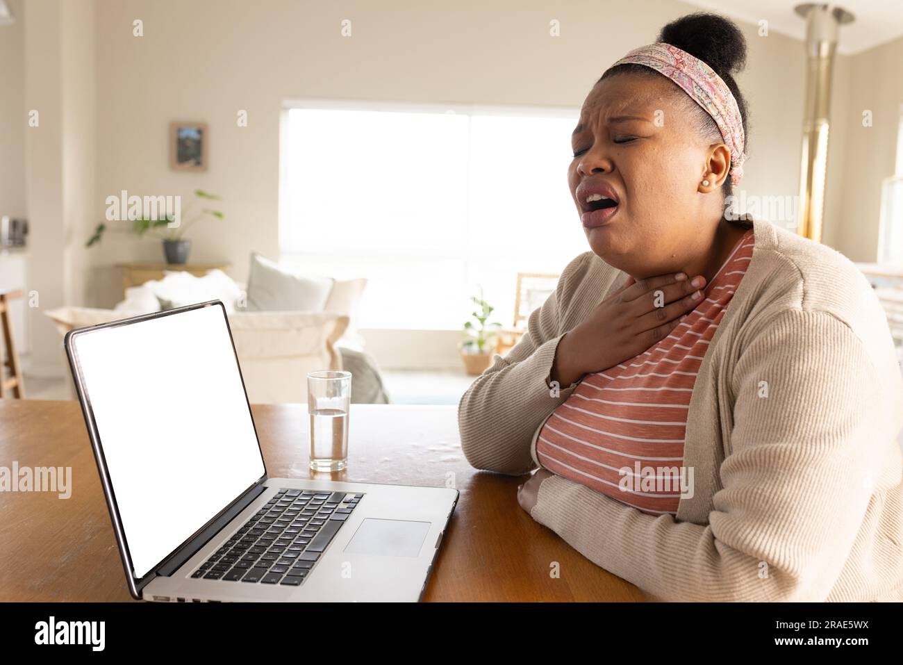 afroamerikanische Frau, die einen Laptop mit Kopierraum für die Online-Beratung mit einem Arzt benutzt Stockfoto