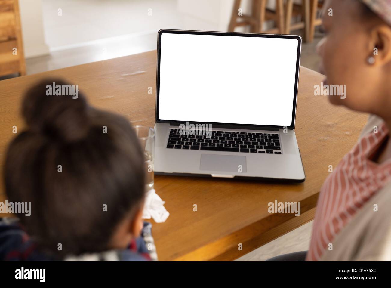 afroamerikanische Mutter und Tochter mit Laptop mit Kopierraum für die Online-medizinische Beratung Stockfoto