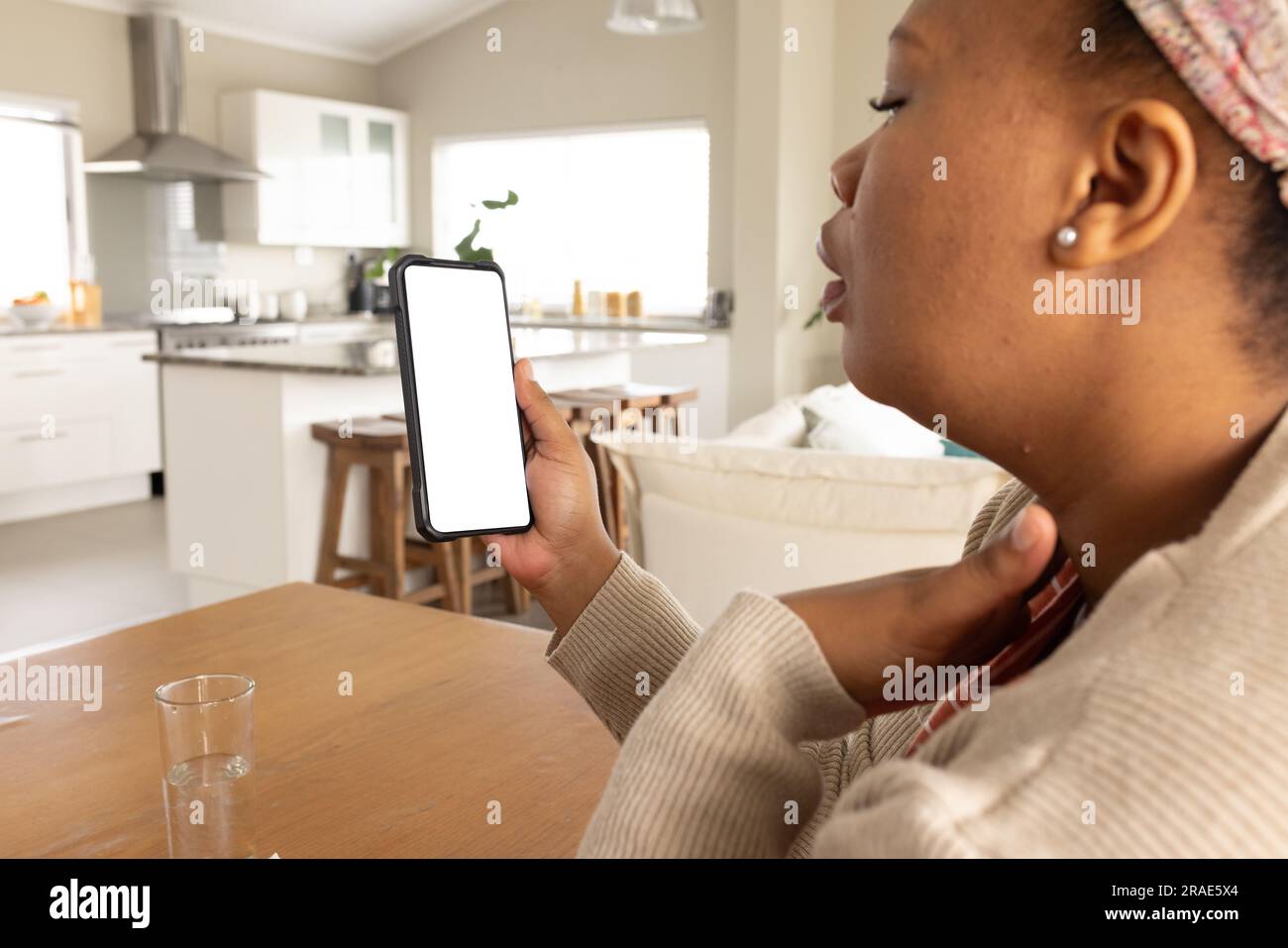 afroamerikanische Frau, die ein Smartphone mit Kopierraum zur Online-Beratung mit einem Arzt benutzt Stockfoto