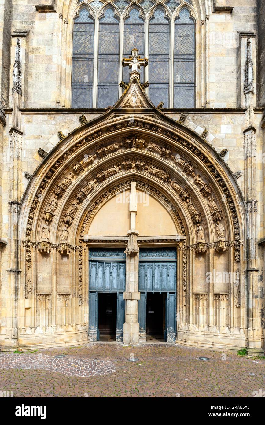 Kunstvolles gotisches Portal der Kirche St. Peter, der Place Saint-PierreBordeaux, Frankreich. Stockfoto