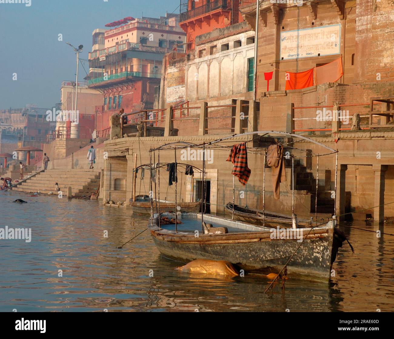 Leiche in Ganges, Varanasi, Indien Stockfoto
