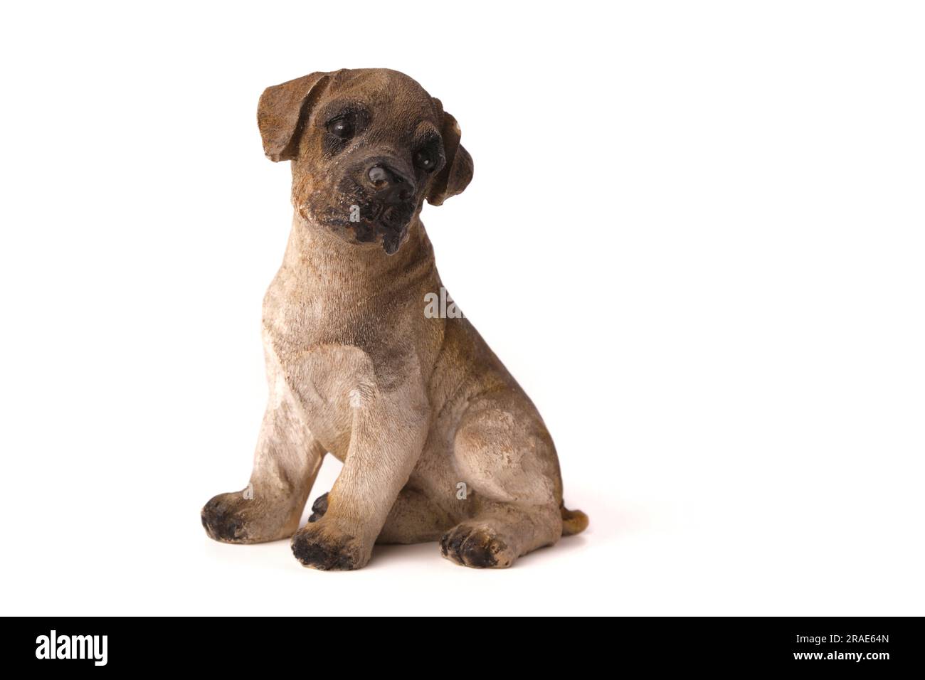 Hundefigur American Pit Bull Terrier aus Holz, isoliert auf Weiß Stockfoto