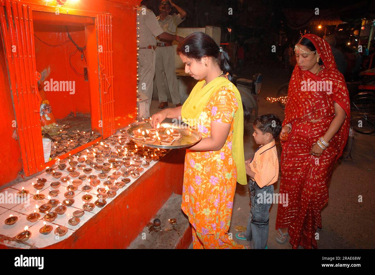 Indianerin, die Kerzen anzündet, Diwali Festival, Jaipur, Rajasthan, Indien Stockfoto