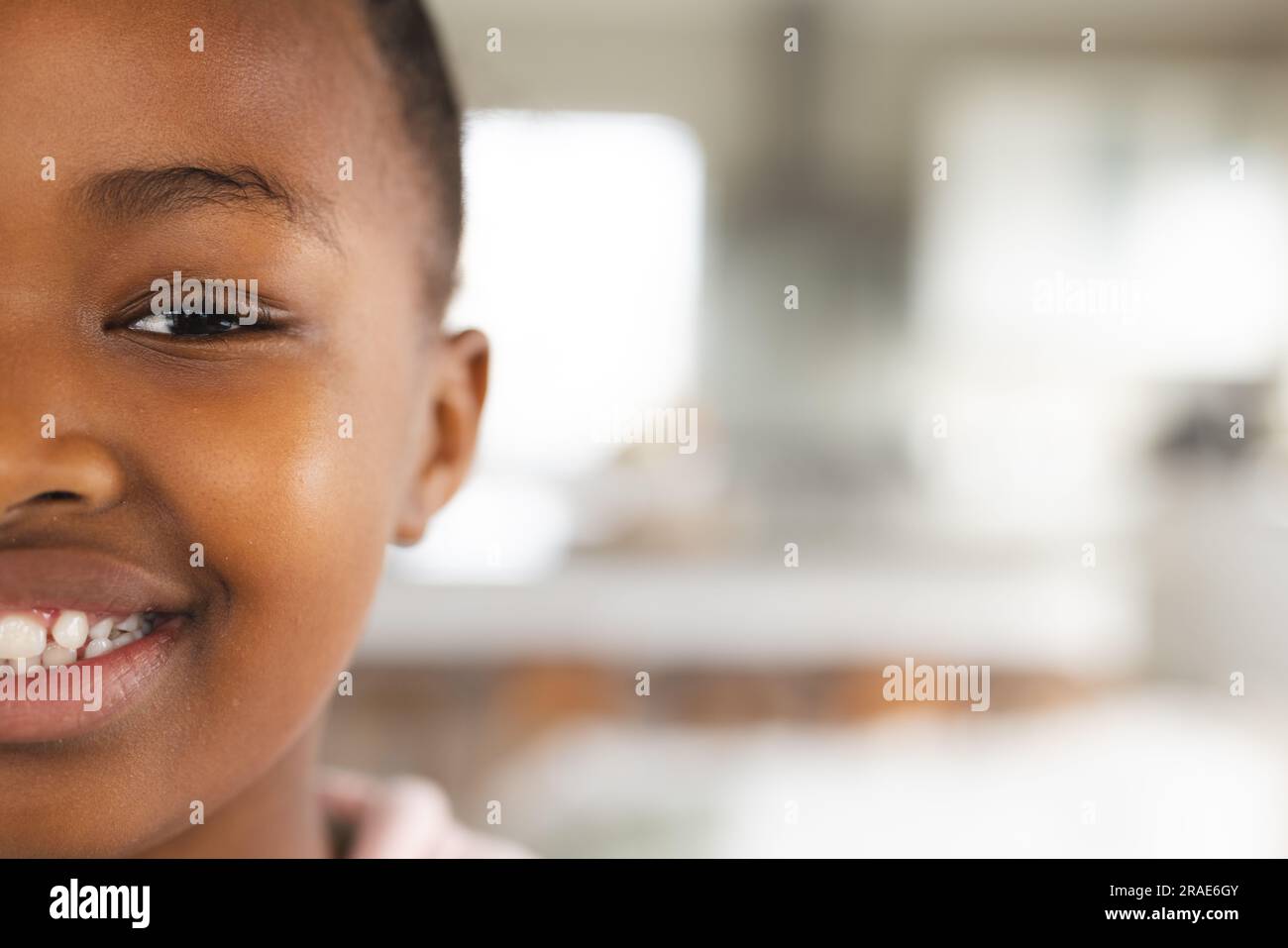 Portrait eines glücklichen afroamerikanischen Mädchens, das lächelt, mit Kopierraum Stockfoto