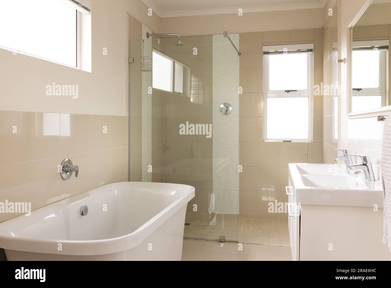 Allgemeiner Blick auf helles Bad mit Badewanne, Dusche und Waschbecken Stockfoto