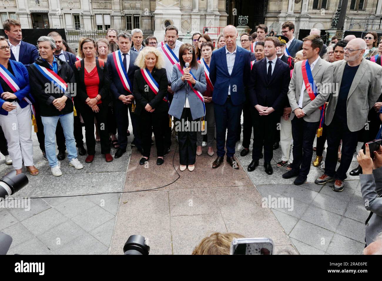 Eric de Joindre, Bürgermeister des 18. Arrondissement von Paris, Alexandra Cordebard, Bürgermeister des 10. Arrondissement von Paris, Bürgermeisterin von Paris Anne Hidalgo und französischer Junior-Minister für Verkehr, Clement Beaune, anlässlich einer Versammlung gewählter Amtsträger der Stadt Paris; Politische Parteien und Regierungsmitglieder auf dem Platz vor dem Hotel de Ville de Paris, wie vor mehreren Rathäusern in Frankreich. Auf Aufforderung des Präsidenten der französischen Bürgermeistervereinigung (AMF), nach den Angriffen auf mehrere gewählte Amtsträger während der Ausschreitungen in den Vororten und in mehreren Städten. Nein Stockfoto