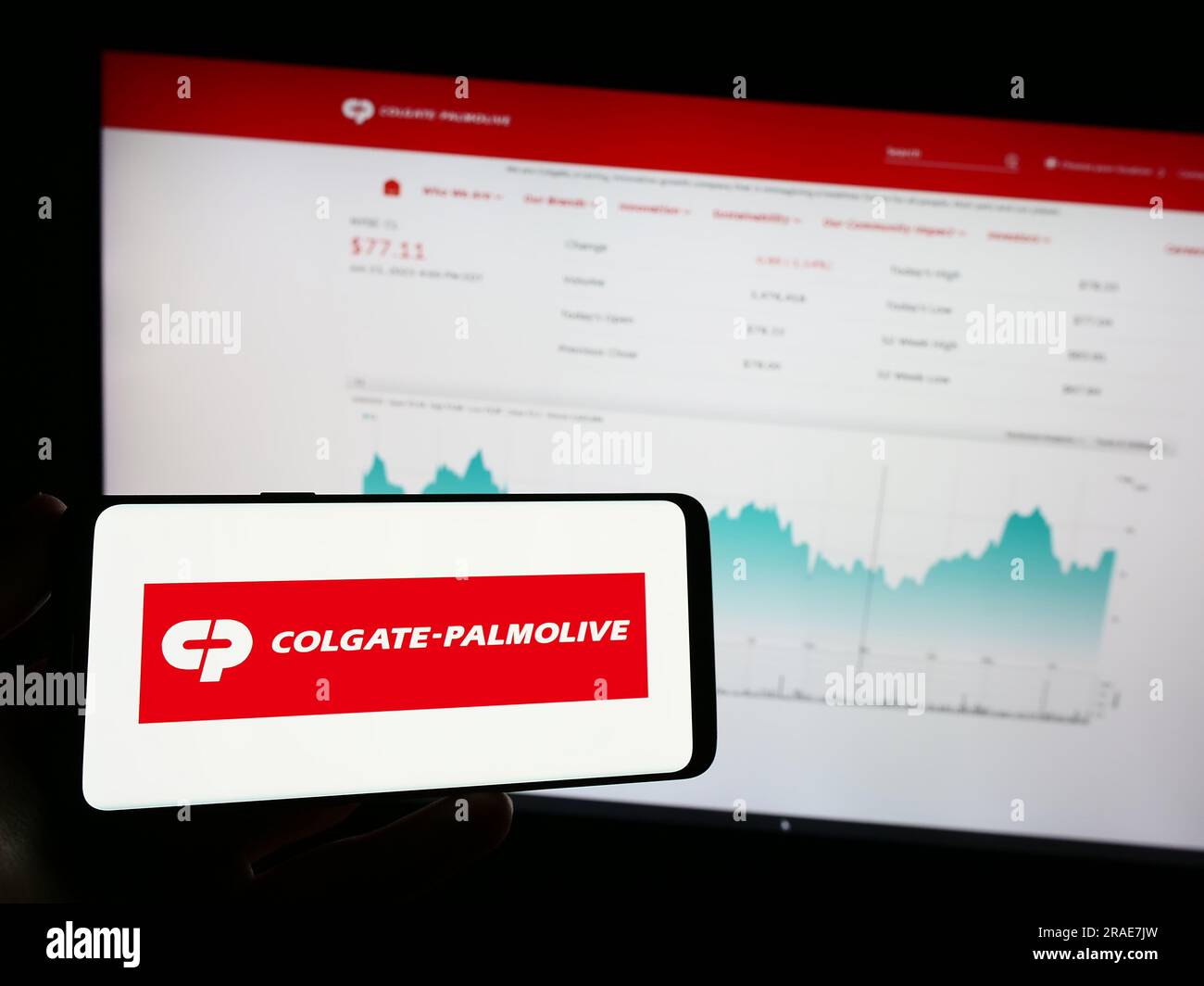 Person, die ein Mobiltelefon mit dem Logo des Konsumgütergeschäfts Colgate-Palmolive Company auf dem Bildschirm vor der Webseite hält. Konzentrieren Sie sich auf das Display des Telefons. Stockfoto