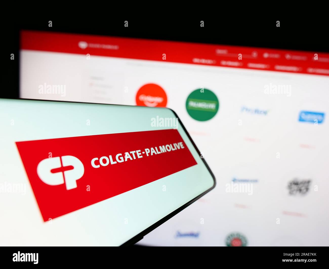 Smartphone mit Logo des Konsumgütergeschäfts Colgate-Palmolive Company auf dem Bildschirm vor der Website. Fokus auf die Mitte rechts des Telefondisplays. Stockfoto