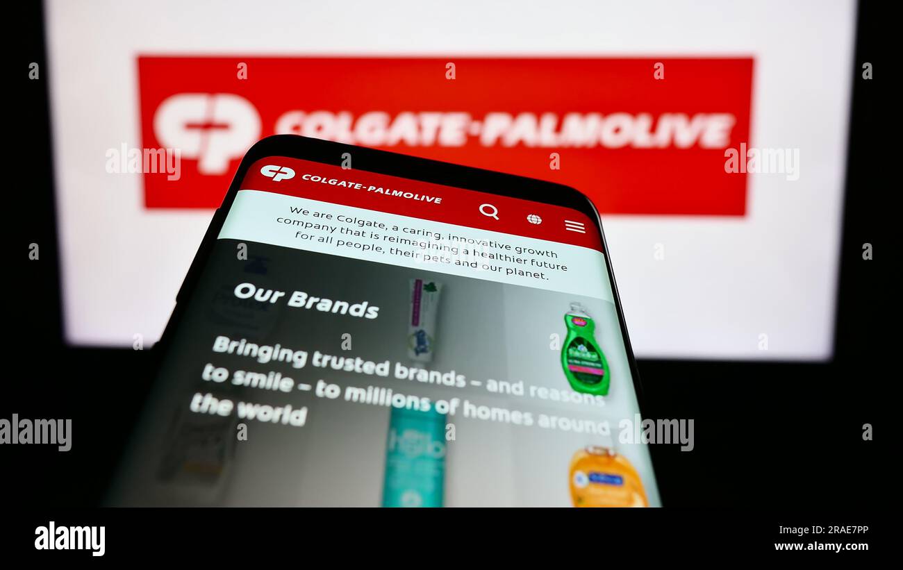 Mobiltelefon mit Webseite des Konsumgütergeschäfts Colgate-Palmolive Company auf dem Bildschirm vor dem Logo. Fokus auf oberer linker Seite des Telefondisplays. Stockfoto