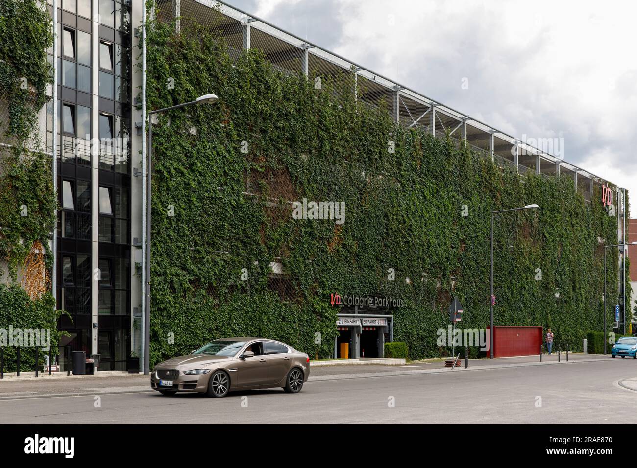 Parkhaus an der Peter-Huppertz-Straße im I/D-Kölner Stadtteil im Stadtteil Mülheim, die Fassade ist mit rund 5000 Pflanzen auf 2000 Squa bepflanzt Stockfoto