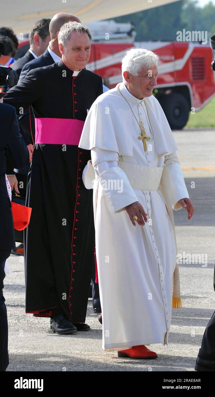 Italia. 04. Juli 2023. Milano - ARRIVO DI PAPA BENEDETTO XVI ALL' AEROPORTO DI LINATE, GEORG GANSWEIN, BENEDETTO XVI JOSEPH RATZINGER Editorial Usage Only Credit: Independent Photo Agency/Alamy Live News Stockfoto