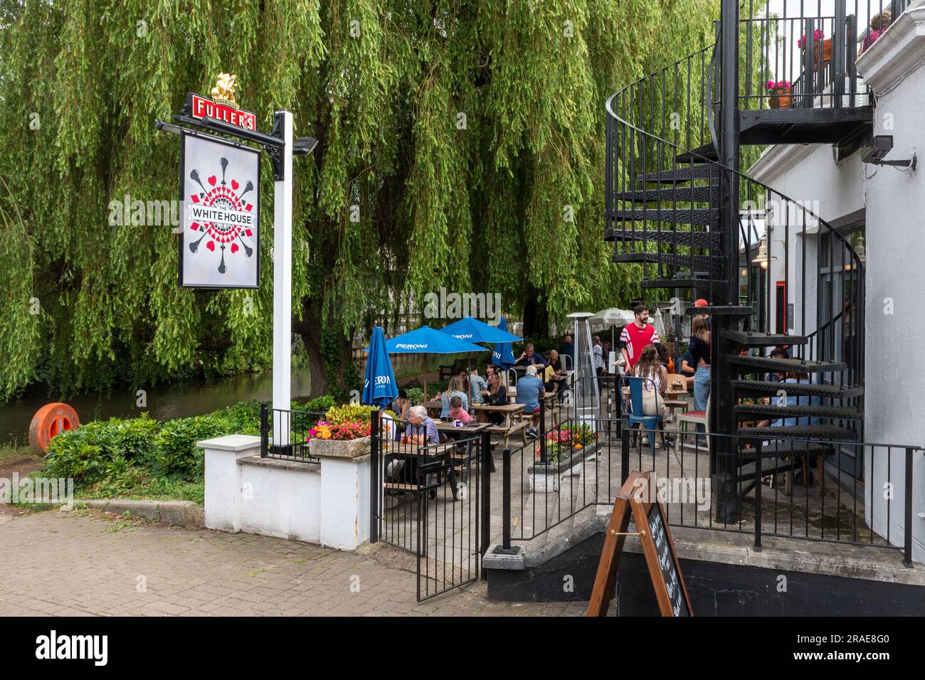 Riverside Pub namens The White House in Guildford, Surrey, England, Großbritannien, ein Pub am Wasser mit Terrasse und Blick auf die River Wey Navigation Stockfoto