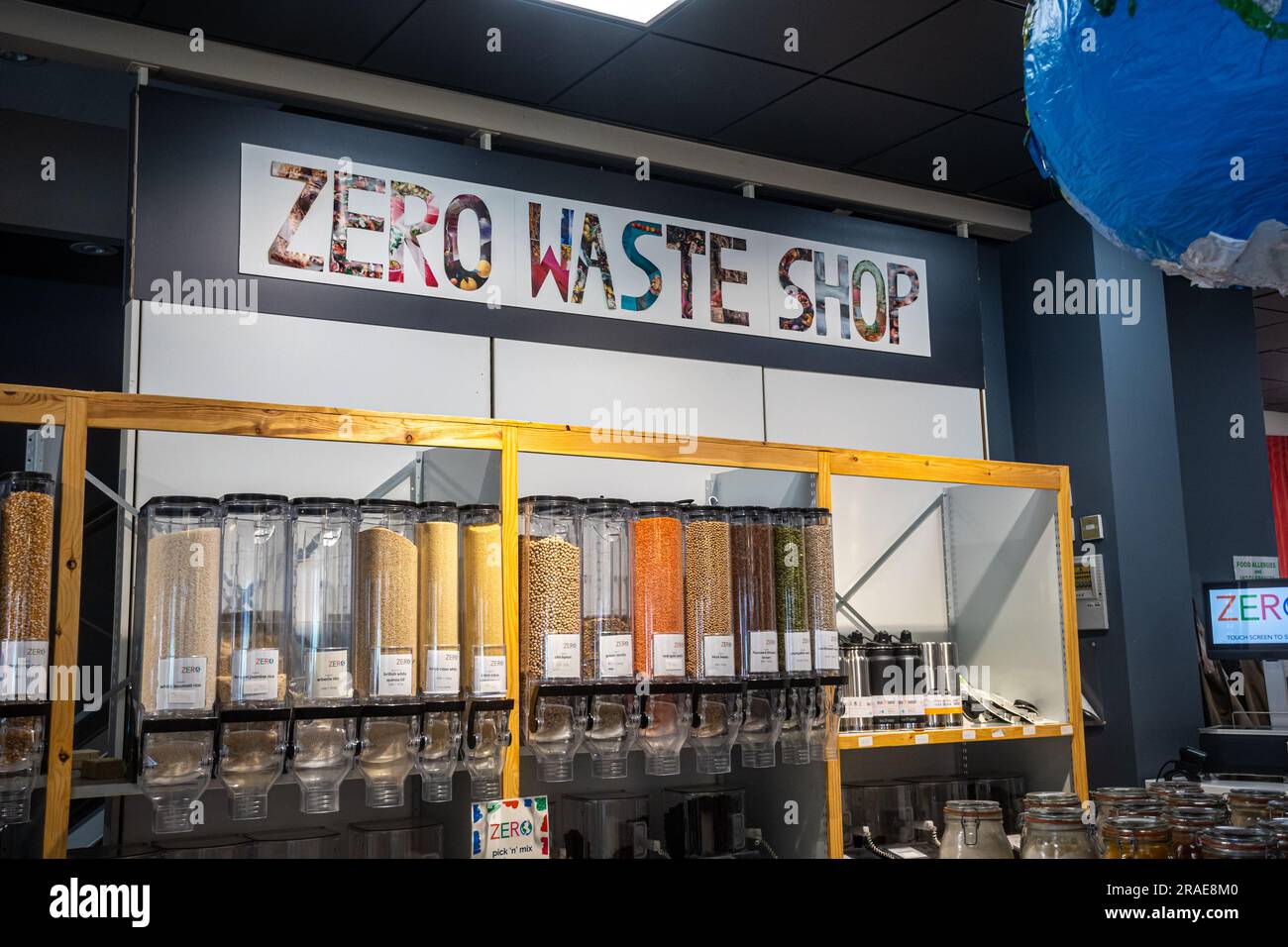 Null-Abfall-Geschäft, getrocknete Lebensmittel zum Kauf von plastikfreien, gut für die Umwelt, nachhaltiges Einkaufen, Nachhaltigkeit, kohlenstofffreies Guildford, Surrey, UK Stockfoto