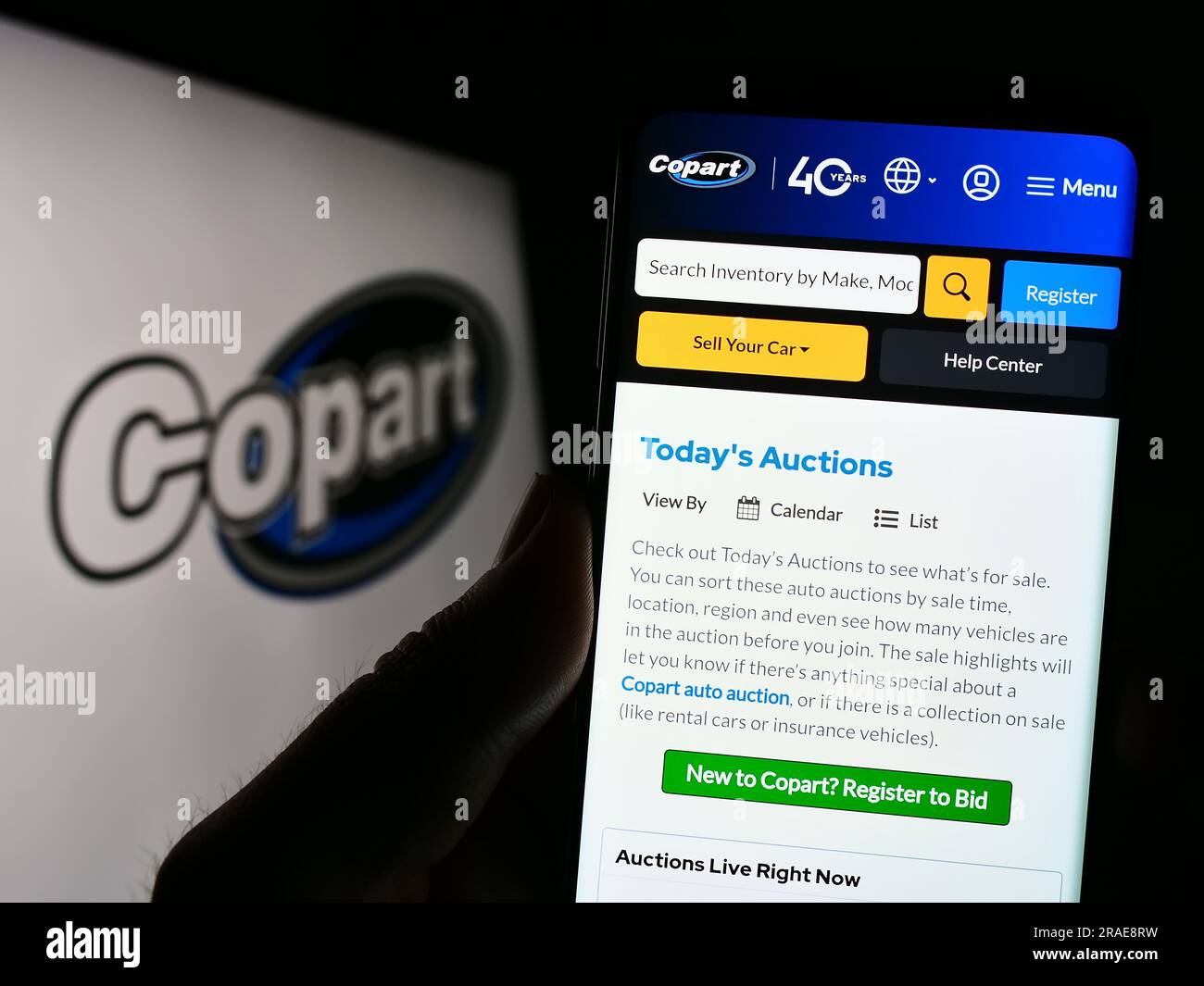 Person, die ein Smartphone mit einer Webseite des US-amerikanischen Automobilunternehmens Copart Inc. Auf dem Bildschirm vor dem Logo hält. Konzentrieren Sie sich auf die Mitte des Telefondisplays. Stockfoto