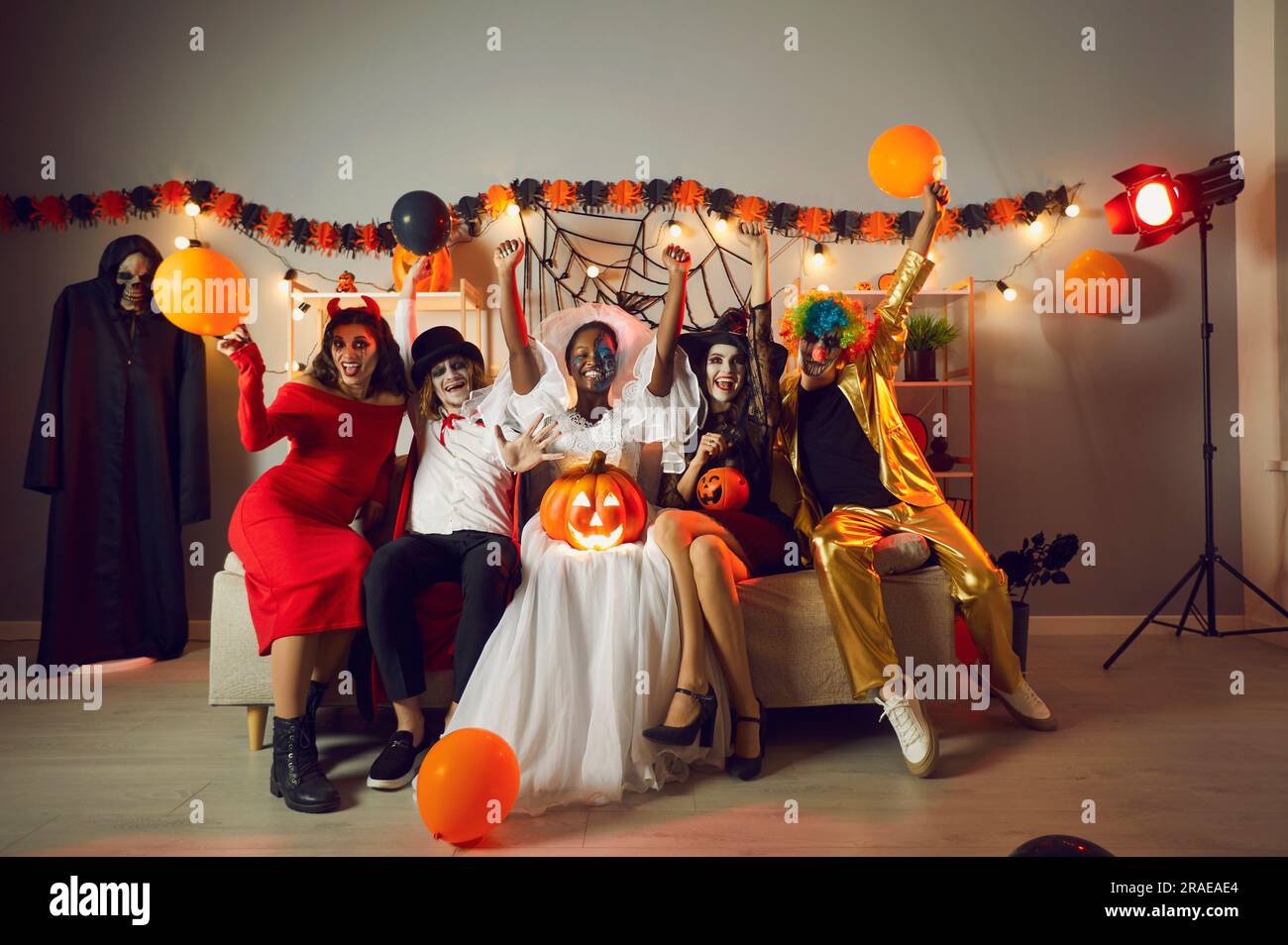 Eine Gruppe von Freunden in gruseligen Kostümen, die Spaß zusammen auf der Halloween-Party haben Stockfoto