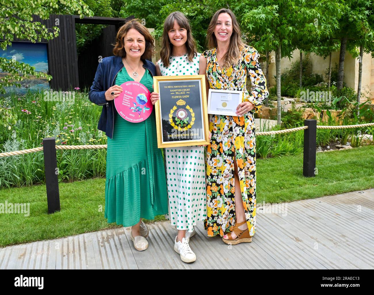 Hampton Court Palace, Surrey, Großbritannien, am 03 2023. Juli. Gewinner des RHS Tudor Rose Award, Best Show Garden und Gold Medal - America's Wild, präsentiert von Trailfinders and Visit the USA von (L-R) Emily Grey Shaw, Imogen Caulf, Jude Yeo beim RHS Hampton Court Palace Garden Festival im Hampton Court Palace, Surrey, Großbritannien am 03 2023. Juli. Kredit: Francis Knight/Alamy Live News Stockfoto