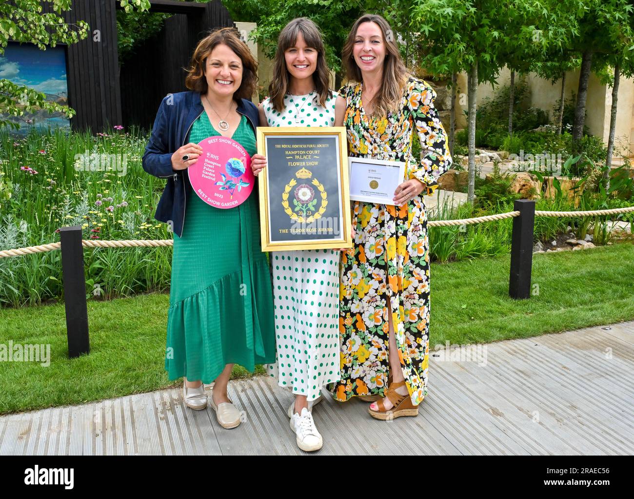 Hampton Court Palace, Surrey, Großbritannien, am 03 2023. Juli. Gewinner des RHS Tudor Rose Award, Best Show Garden und Gold Medal - America's Wild, präsentiert von Trailfinders and Visit the USA von (L-R) Emily Grey Shaw, Imogen Caulf, Jude Yeo beim RHS Hampton Court Palace Garden Festival im Hampton Court Palace, Surrey, Großbritannien am 03 2023. Juli. Kredit: Francis Knight/Alamy Live News Stockfoto