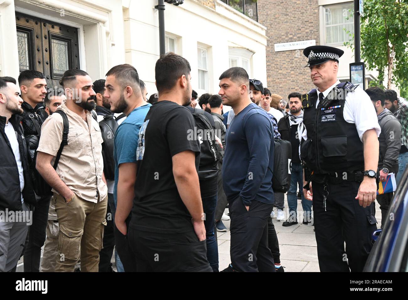 Schwedische Botschaft, London, Großbritannien. 3. Juli 2023. Die kurdische Gemeinschaft protestiert gegen die Verbrennung von Koran in Schweden durch einen Iraker, einen ehemaligen Muslim. Obwohl das schwedische Außenministerium die Verbrennung eines Korans durch eine Person in Schweden entschieden ablehnt. Warum die Muslime immer noch protestieren, London, Großbritannien. Kredit: Siehe Li/Picture Capital/Alamy Live News Stockfoto