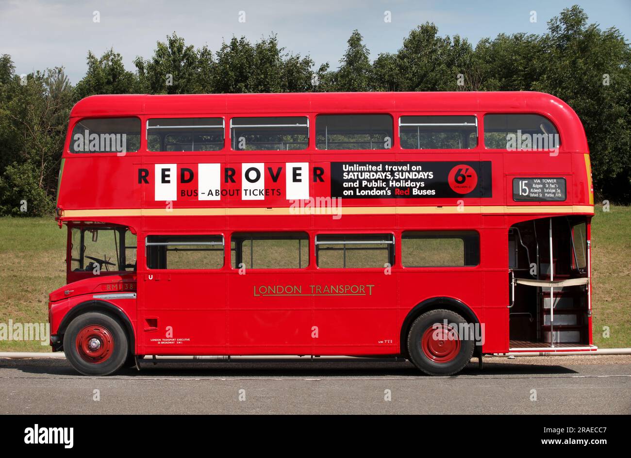 Ein klassischer roter Doppeldeckerbus aus London Routemaster im Profil Stockfoto