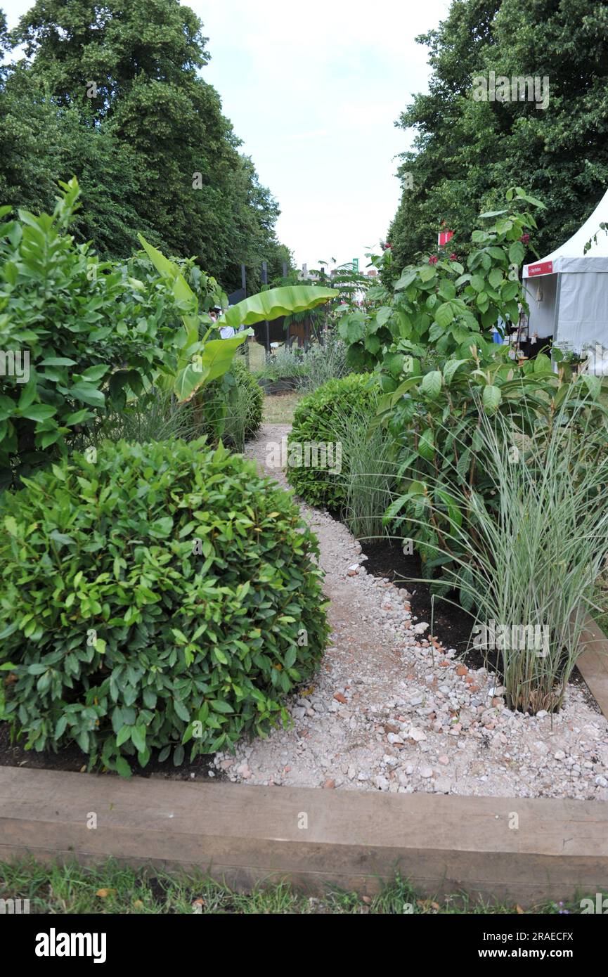 Eröffnungstag beim 2023 Royal Horticultural Society Hampton Court Palace Garden Festival - einer der ausgestellten Allotment Gardens: Erfahren Sie mehr: Grenfell Garden of Peace der Garten ist ein Spiegelbild der sechsjährigen Reise von Grow to Know vom Guerillagarten am Londoner Westway als Reaktion auf die Tragödie des Grenfell Tower bis hin zur Schaffung dieses Gartens. Die Mission besteht darin, „die grüne Kluft zu schließen“ und Barrieren abzubauen, die Menschen daran hindern, sinnvolle Beziehungen zur Natur zu knüpfen. Das Hampton Court Palace Garden Festival, das seit 1993 stattfindet, ist der angesehenste Blumen- und Gartenabend Stockfoto