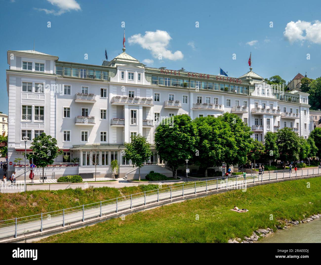 Salzburg, AT – 7. Juni 2023 Blick auf das Salzburger Luxushotel Sacher Salzburg, das am Ufer der Salzach erbaut wurde. Gebaut 1866 von Carl Fre Stockfoto