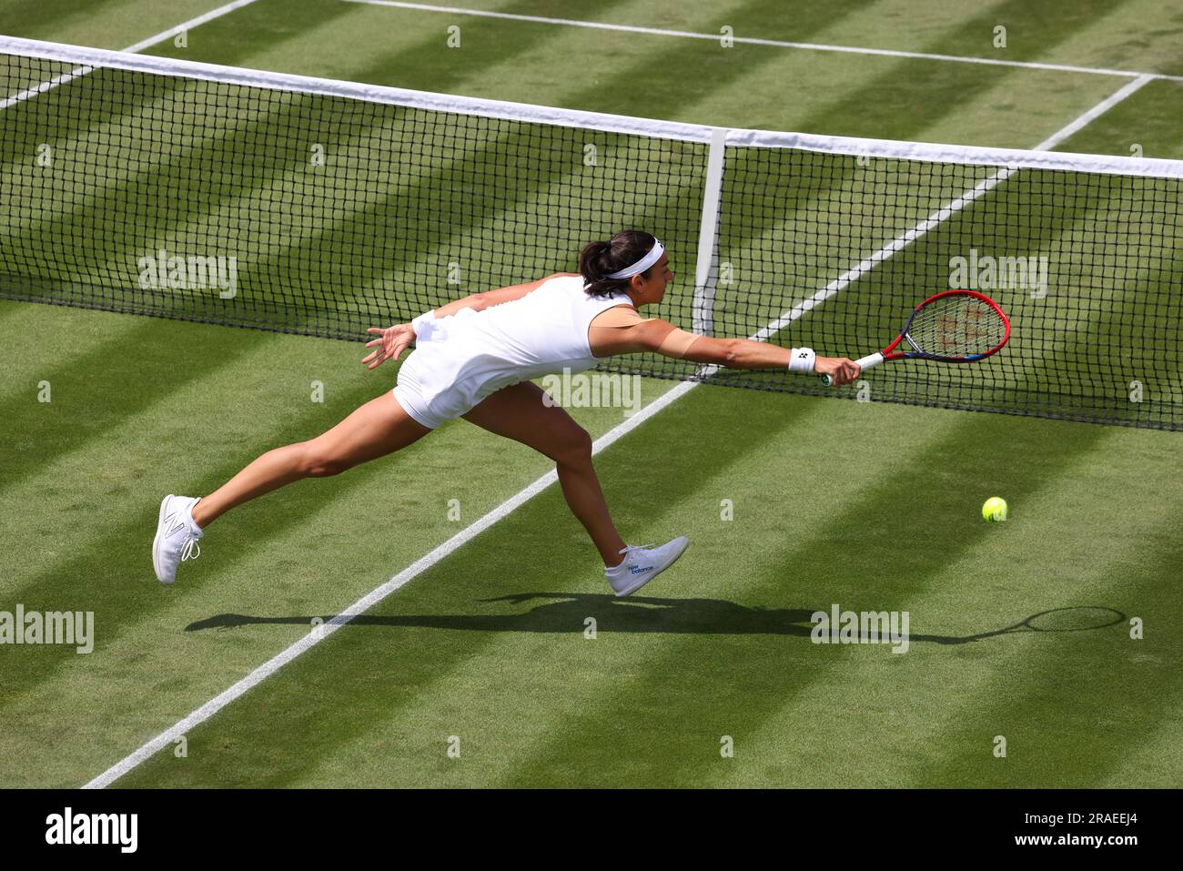 Wimbledon. Caroline Garcia, die Nummer 5, ist in der ersten Runde gegen Katy Volynets aus den Vereinigten Staaten in Aktion. 03. Juli 2023. Am Eröffnungstag im Wimbledon Credit: Adam Stoltman/Alamy Live News Stockfoto