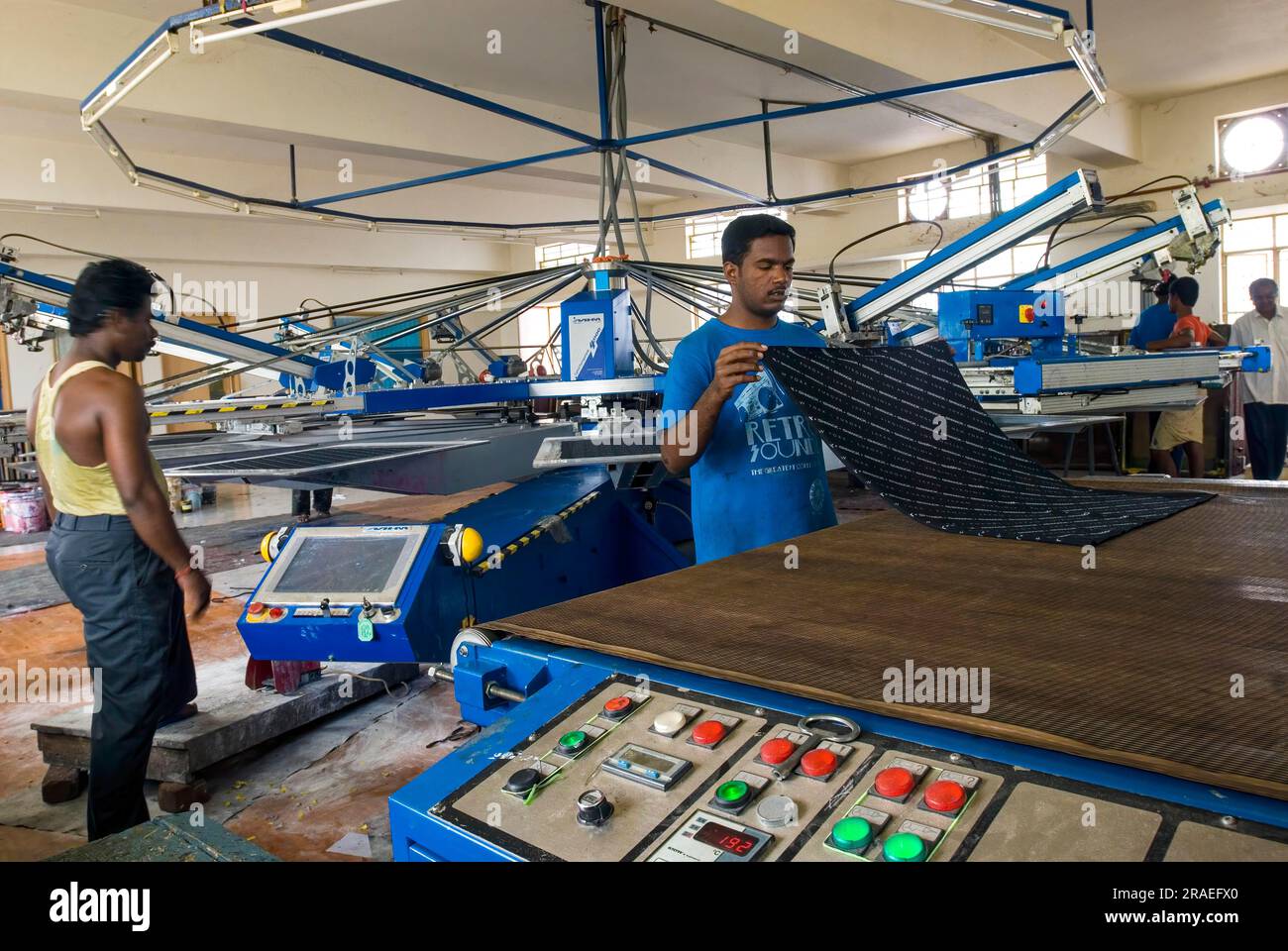 Automatische Siebdruckmaschine für Gewebe in einer Bekleidungsindustrie, Tiruppur Tirupur, Tamil Nadu, Südindien, Indien, Asien Stockfoto