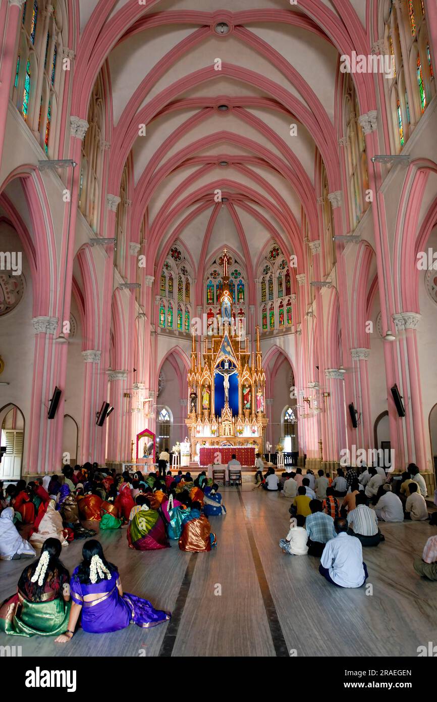 Die römisch-katholische Kirche unserer Lieben Frau von Lourdes, die 1840 erbaut wurde, ist die Nachbildung der Basilika von Lourdes in Tiruchirappalli Trichy, Tamil Stockfoto