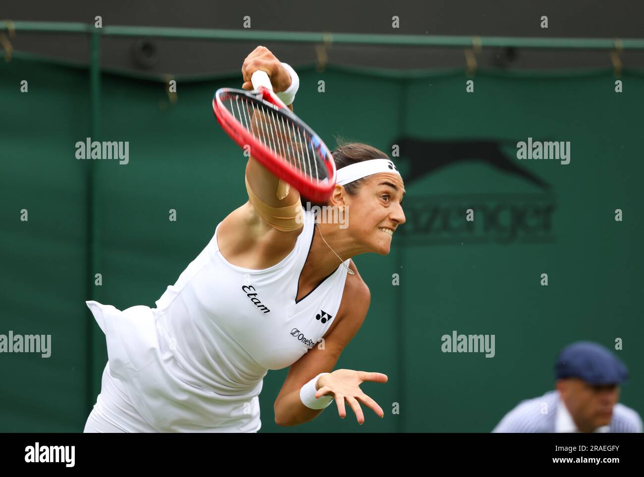 Wimbledon. Caroline Garcia, die Nummer 5, ist in der ersten Runde gegen Katy Volynets aus den Vereinigten Staaten in Aktion. 03. Juli 2023. Am Eröffnungstag in Wimbledon. Kredit: Adam Stoltman/Alamy Live News Stockfoto