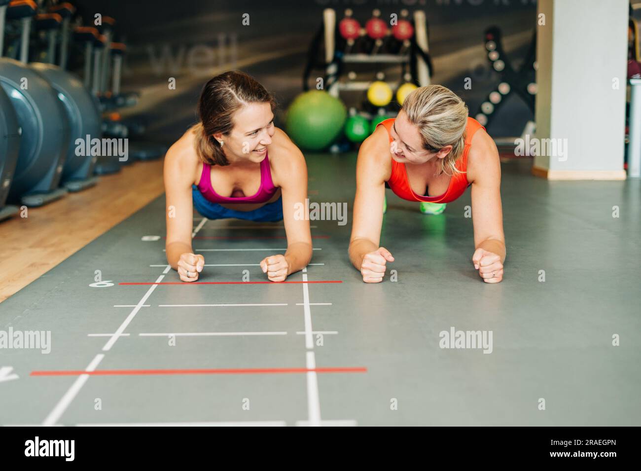 Junge fit-Frauen, die im Sportclub zusammenarbeiten Stockfoto
