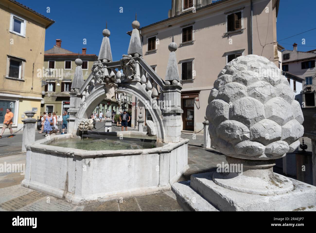 Koper, Slowenien. 2. Juli 2023. Blick auf den Brunnen Da Ponte im Stadtzentrum Stockfoto
