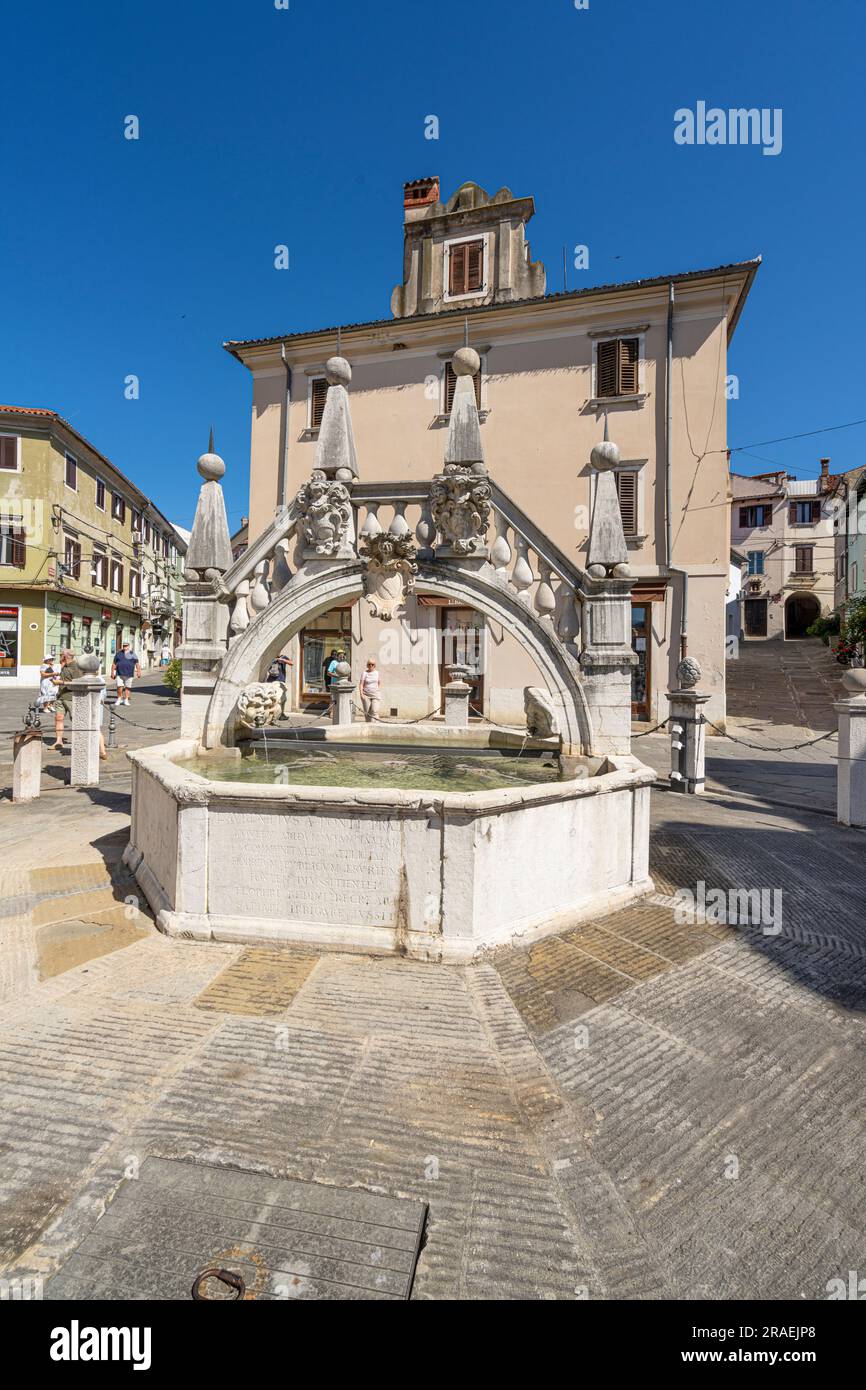Koper, Slowenien. 2. Juli 2023. Blick auf den Brunnen Da Ponte im Stadtzentrum Stockfoto